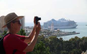 Varios turistas pasean por la calles de Málaga, después de que haya atracado un crucero.