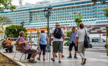 Turistas del crucero anclado en el puerto de Cádiz visitan la ciudad a 27 de abril del 2023.