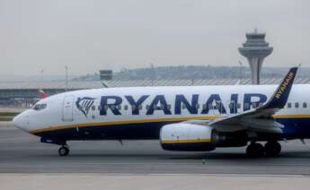 Un avión de la aerolínea Ryanair en el aeropuerto Adolfo Suárez Madrid-Barajas.