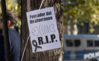 Un cartel de los pescadores del litoral mediterráneo durante una concentración frente a la sede de la Comisión Europea, a 9 de diciembre de 2024, en Madrid.