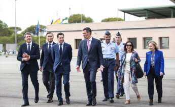 El presidente andaluz, Juanma Moreno, habla con el líder del Gobierno de España, Pedro Sánchez, en un encuentro que tuvieron el pasado octubre en Huelva.