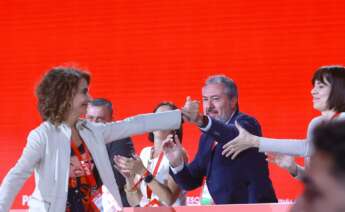 La vicesecretaria general del PSOE, María Jesús Montero, saluda al secretario general del PSOE-A, Juan Espadas en Sevilla.
