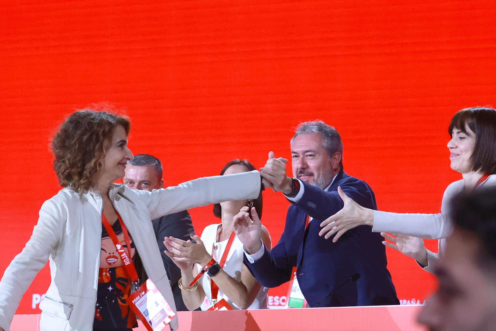 La vicesecretaria general del PSOE, María Jesús Montero, saluda al secretario general del PSOE-A, Juan Espadas en Sevilla.