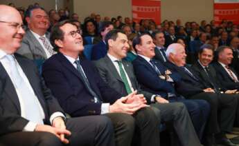Antonio Garamendi (CEOE), junto a Javier González de Lara (CEA), Gerardo Cuerva (Cepyme) y Juanma Moreno (Junta de Andalucía). Rocío Ruz / Europa Press
