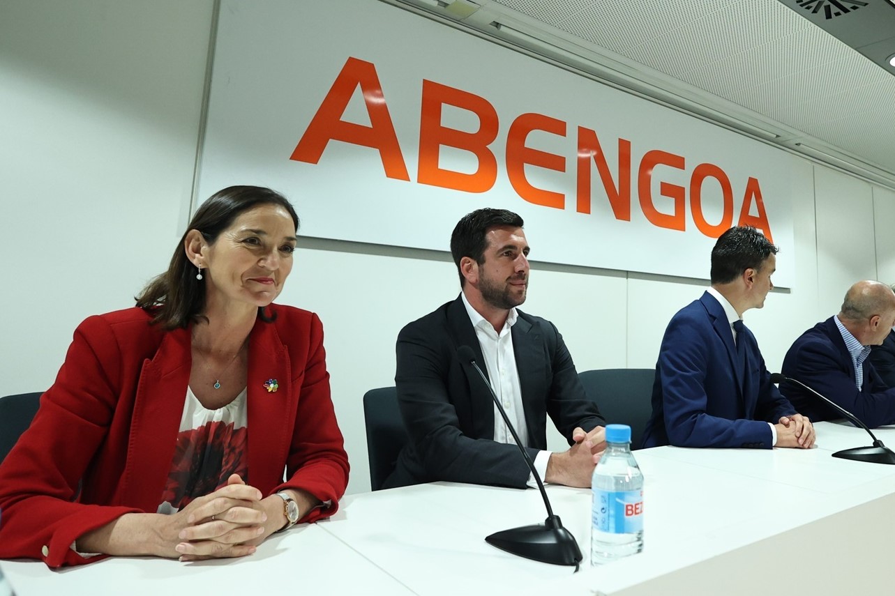 Enrique Riquelme, presidente de Cox (centro), tras la adquisición de Abengoa en 2023.