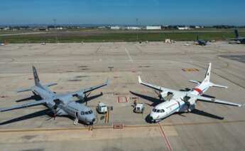 Dos versiones del avión C295 en las pistas a las fueras de la línea de montaje