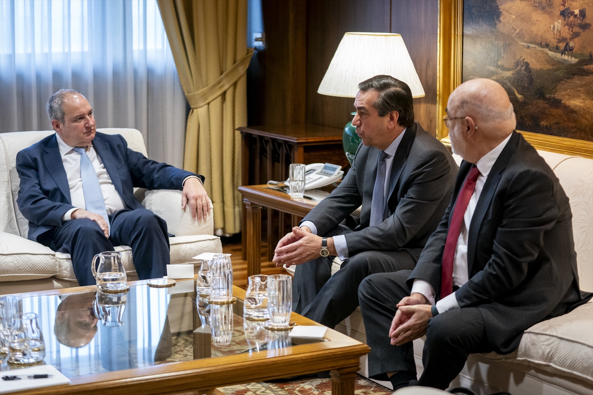El CEO de Acerinox, Bernardo Velázquez, conversa con el ministro de Industria y Turismo, Jordi Hereu.