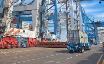 Un camión recorre las instalaciones de Maersk en Tánger-Med.