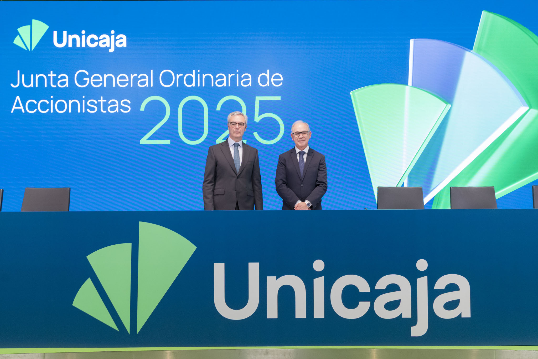 El presidente no ejecutivo de Unicaja, José Sevilla, y el CEO, Isidro Rubiales, en la junta de accionistas de la entidad.