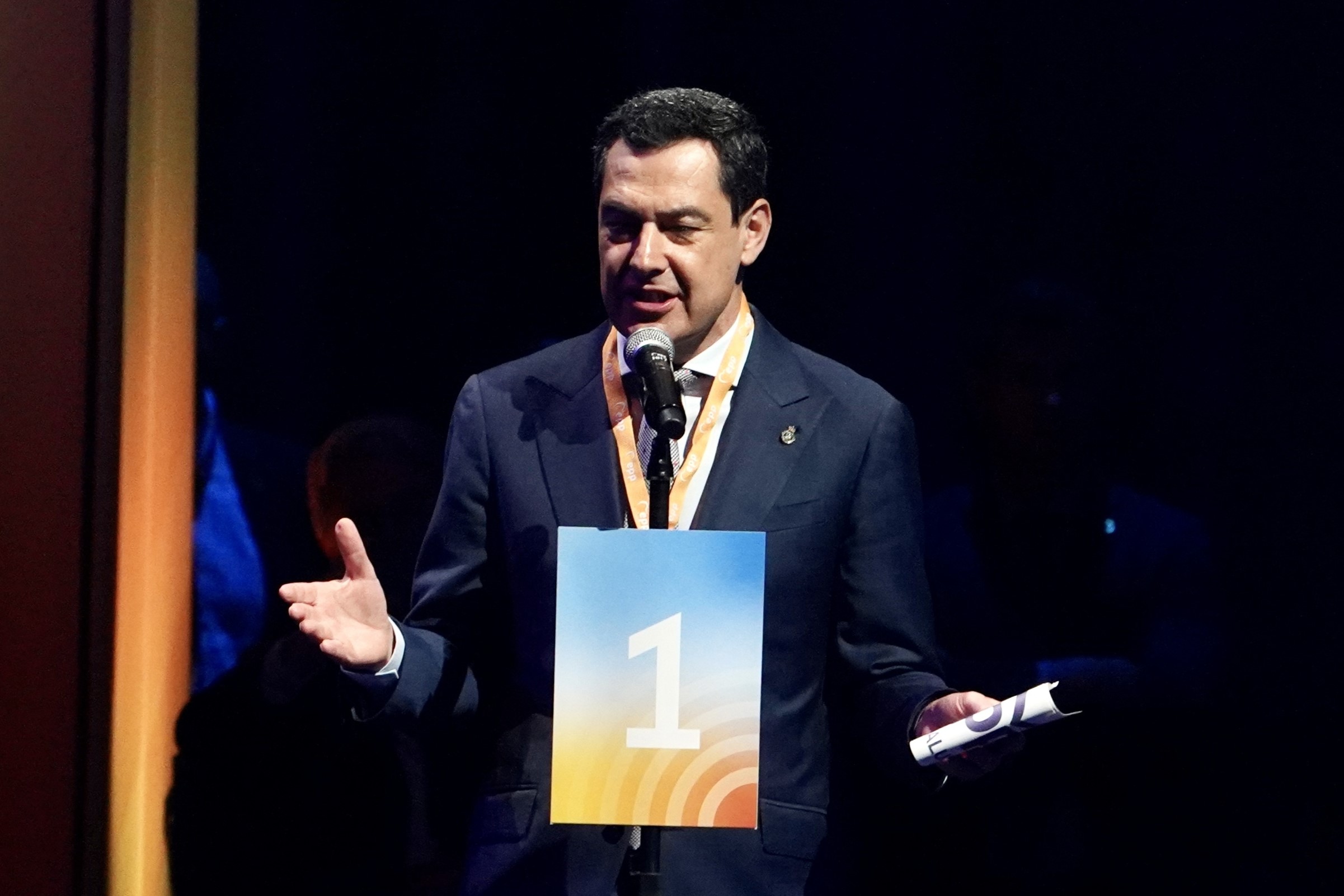 El presidente de la Junta de Andalucía, Juanma Moreno, en la clausura del congreso del Partido Popular Europeo (PPE), a 30 de abril de 2025, en Valencia.