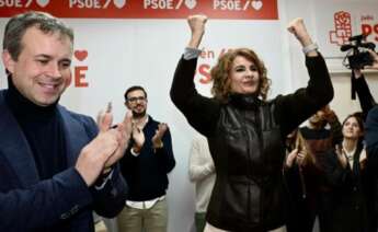 María Jesús Montero, vicepresidenta primera del Gobierno y ministra de Hacienda, celebrando la victoria del PSOE en Jaén junto a su alcalde, Julio Millán, el pasado mes de enero