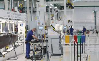 Operario de Airbus trabajando en la nueva línea de producción en El Puerto de Santa María (Cádiz).