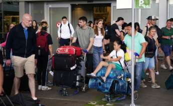 Imágenes de turistas a su llegada al aeropuerto de Málaga-Costa del Sol.
