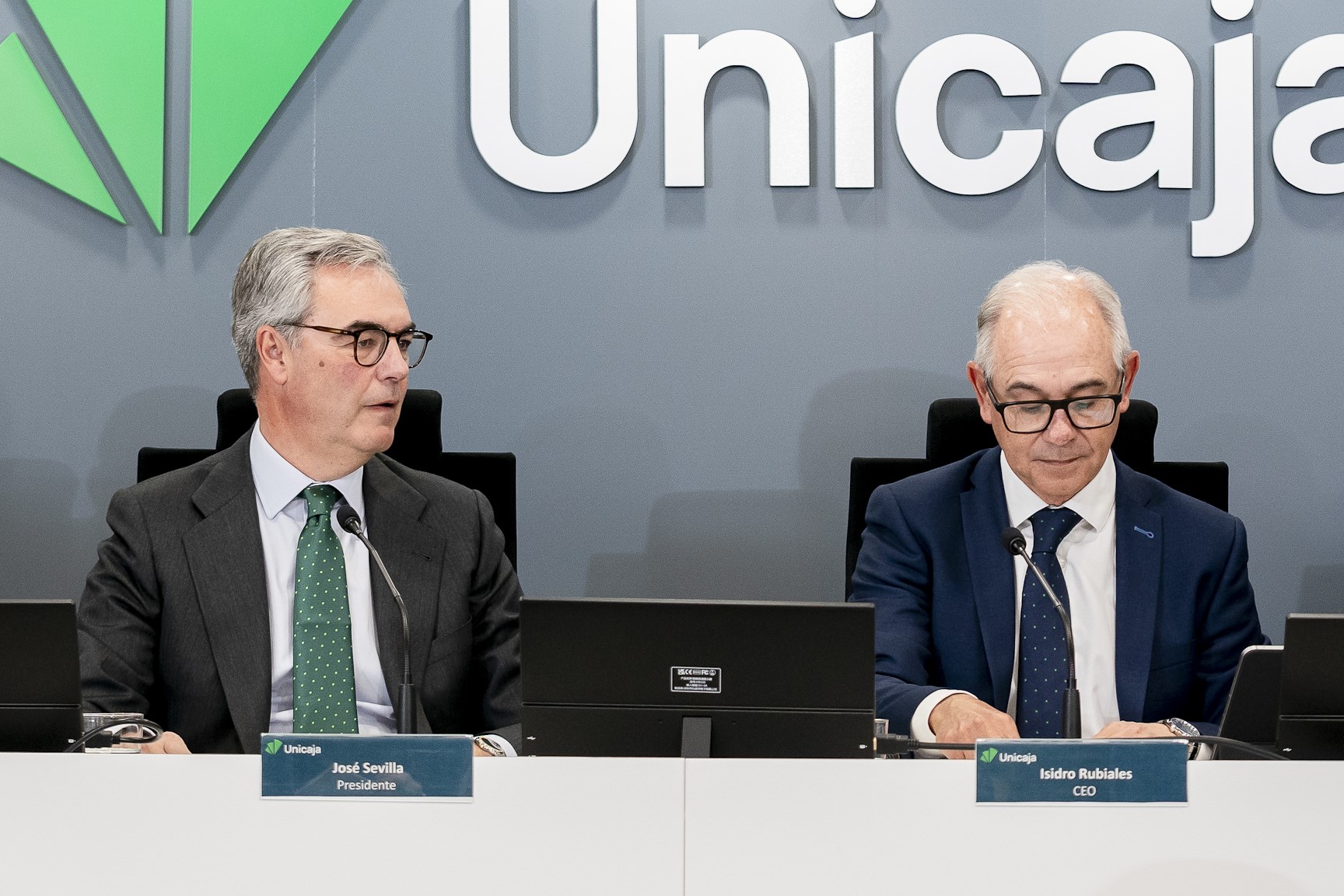 El presidente de Unicaja, José Sevilla, y el CEO de la entidad, Isidro Rubiales, durante la pasada presentación de resultados anuales.