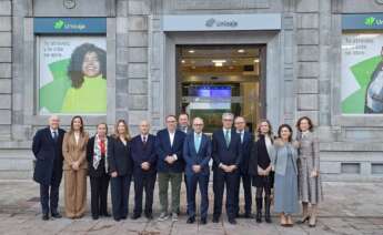 Equipo de Unicaja ante la sede en Oviedo, con el CEO y el presidente de la entidad, Isidro Rubiales y José Sevilla, en el centro.