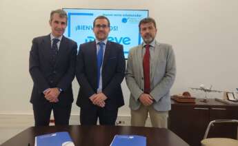 El director de aviación sostenible de Moeve, Álvaro Macarro; el director gerente de Andalucía Aerospace, Juan Román, y el secretario general de Industria y Minas de la Junta de Andalucía, José Javier Alonso Membrives. Foto: Moeve.