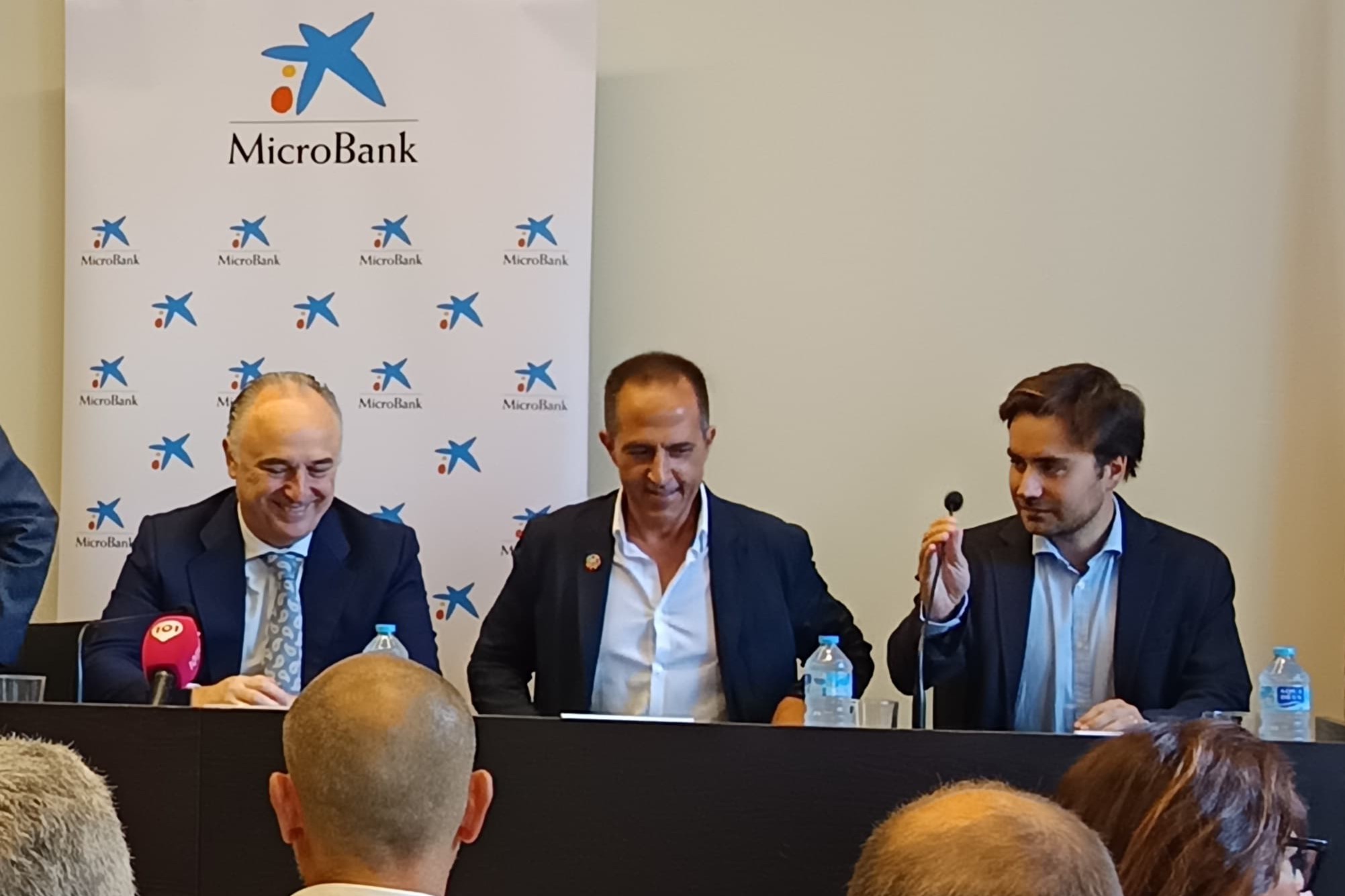 Juan Ignacio Zafra, director territorial de CaixaBank en Andalucía; Juan Carlos Expósito, presidente de la comunidad energética ‘Toda Sevilla’; e Ignacio Zubia, responsable de negocio de Edinor (Repsol).
