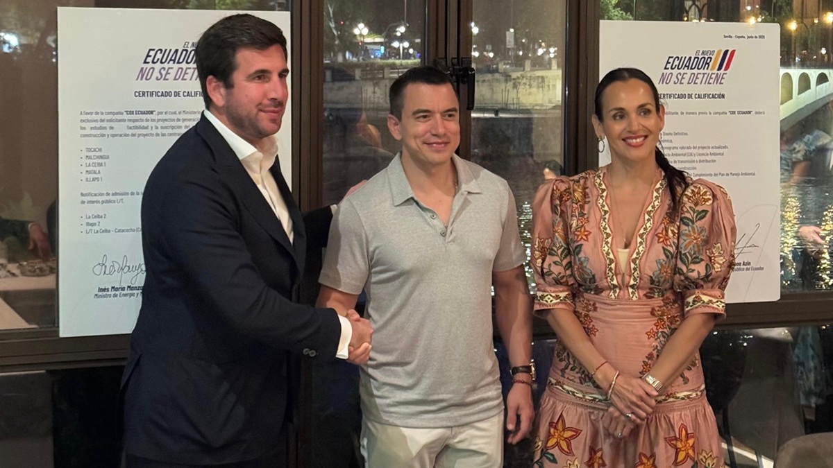 De izquierda a derecha, Enrique Riquelme, presidente ejecutivo de Cox; Daniel Noboa presidente de Ecuador; e Inés Manzano ministra de Energía y Minas de Ecuador; tras la firma del acuerdo