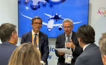 El consejero de Industria de Andalucía, Jorge Paradela, y el presidente de Andalucía Aerospace, Antonio Gómez-Guillamón, en el Salón Internacional de la Aeronáutica y el Espacio de París-Le Bourget.