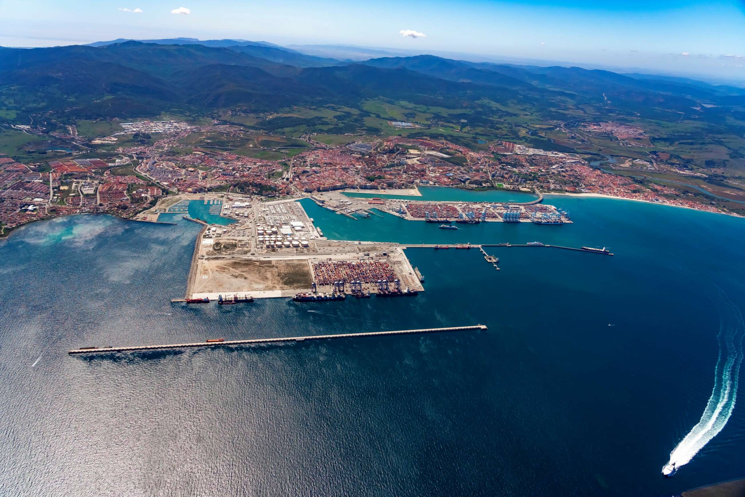 Vista aérea de la terminal de CMA CGM y HMM en el Puerto de Algeciras.