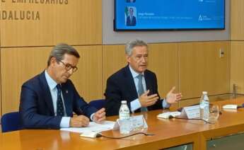 Jorge Paradela, consejero de Industria, Energía y Minas de Andalucía, y Antonio Gómez-Guillamón, presidente del clúster Andalucía Aerospace, durante la presentación de los datos del sector aeronáutico en 2024.