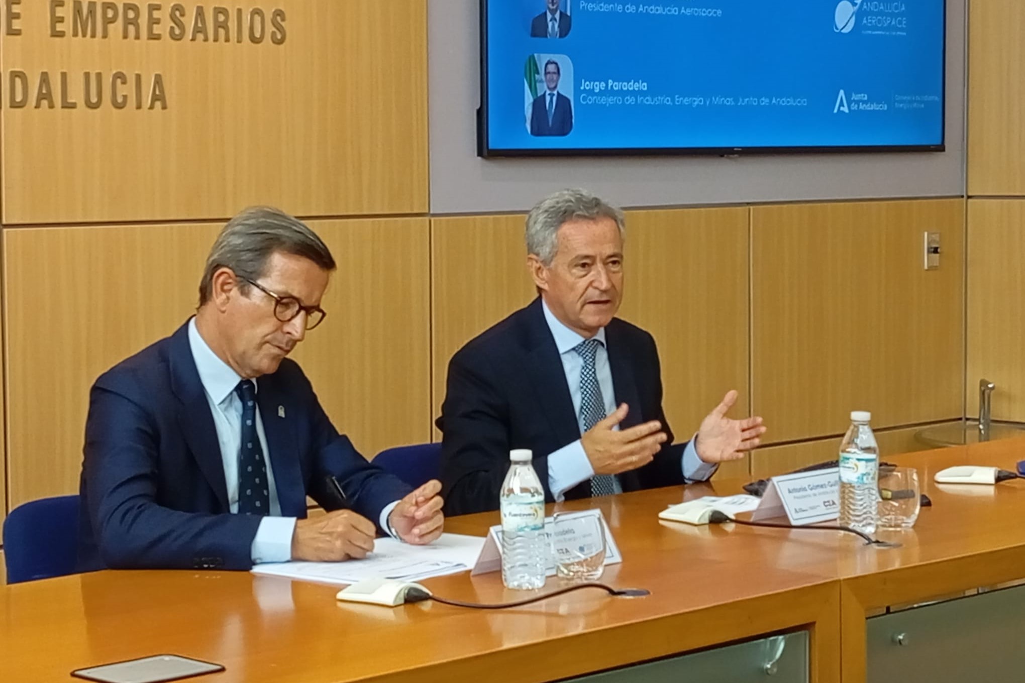 Jorge Paradela, consejero de Industria, Energía y Minas de Andalucía, y Antonio Gómez-Guillamón, presidente del clúster Andalucía Aerospace, durante la presentación de los datos del sector aeronáutico en 2024.