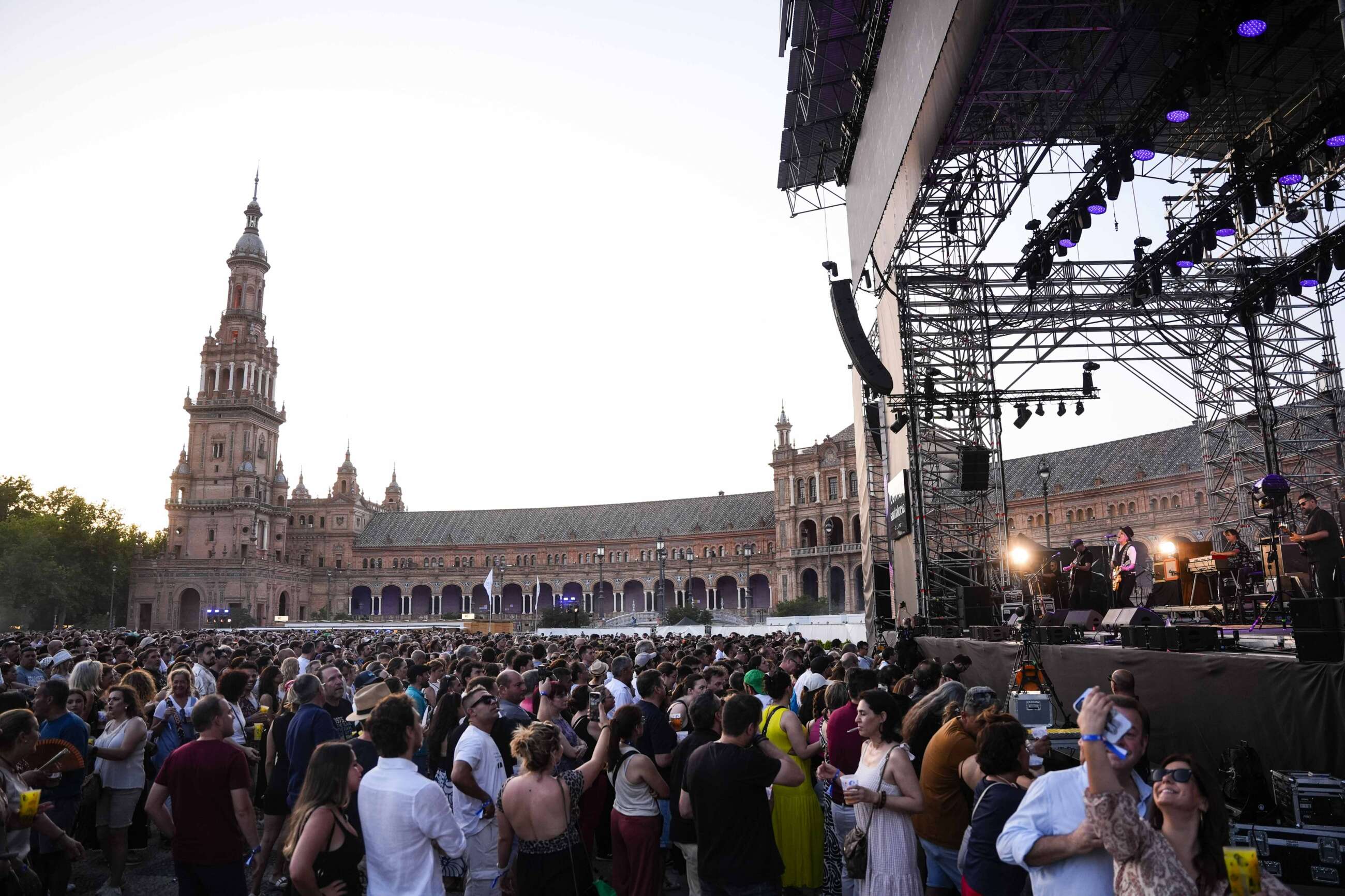 Imágenes de un concierto en Icónica Fest 2025 en la Plaza de España