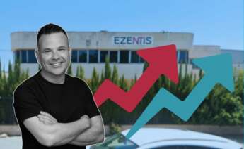 José Elías frente a la sede de Ezentis en Sevilla.