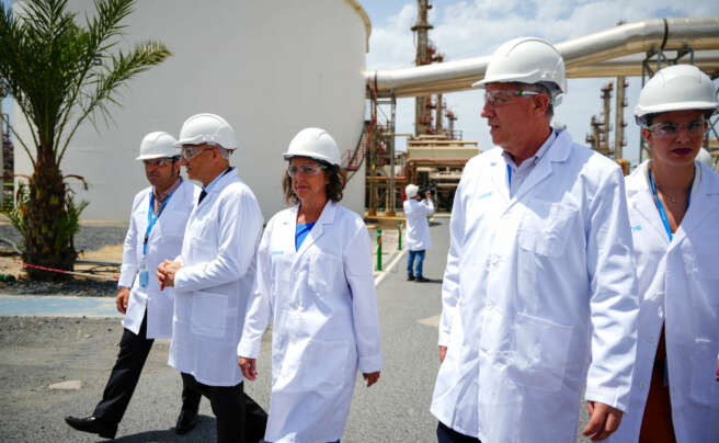 La consejera de Sostenibilidad y Medio Ambiente, Catalina García, durante una visita la factoría de Moeve.