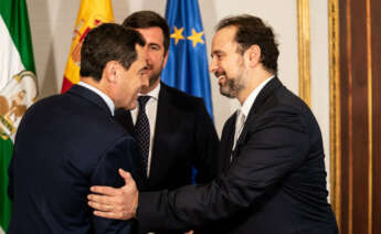 El propietario del festival Stalite, Ignacio Malaquer, junto al presidente de Andalucía, Juanma Moreno, y el dueño de Cox, Enrique Riquelme.