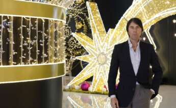 El CEO de Ximenez Group, Mariano Ximénez, frente al showroom de su sede central.