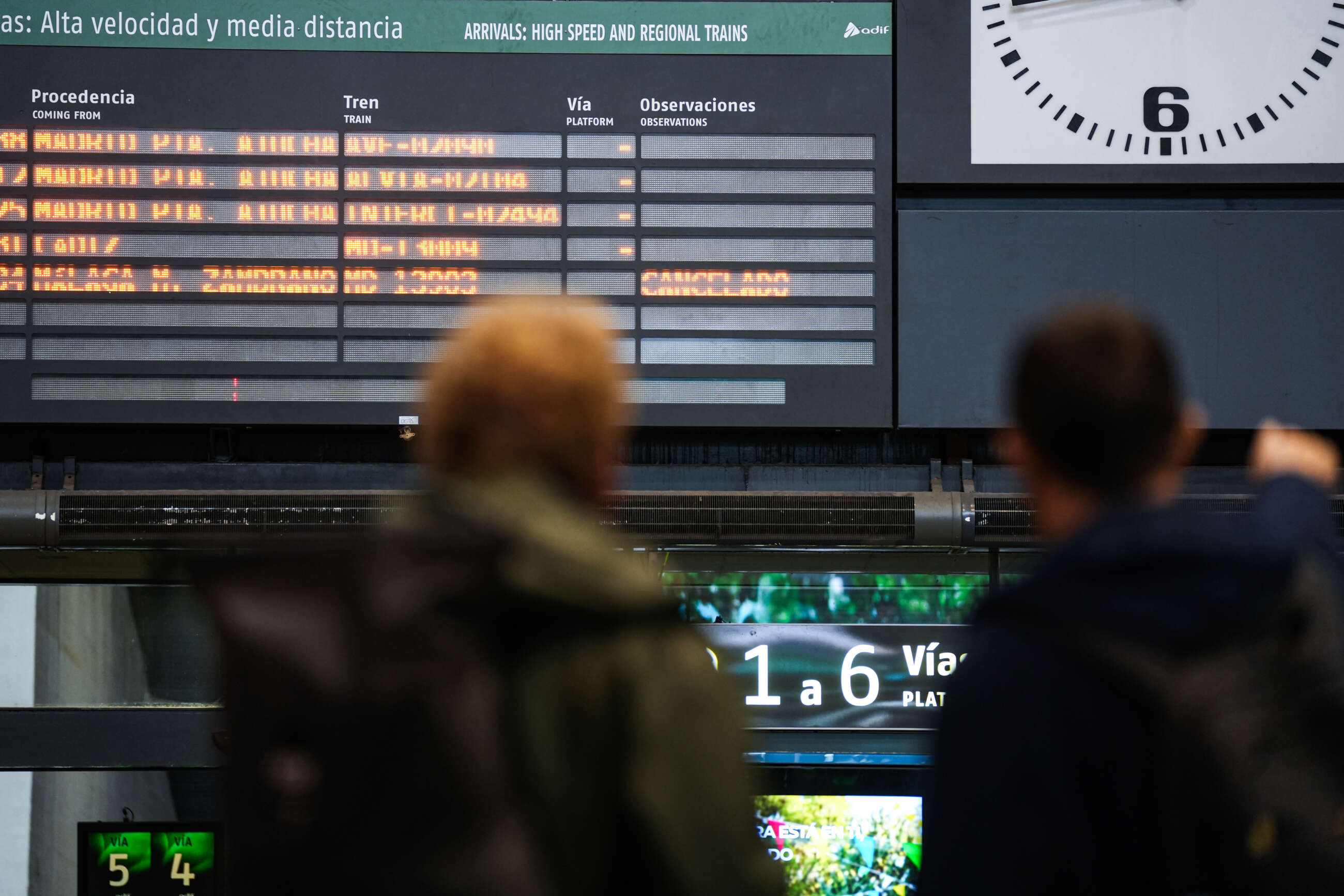 Panel informativo en Santa Justa, la estación de Sevilla.
