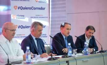 Los presidentes de las Cámaras de Andalucía y la Confederación de Empresarios de Andalucía, Javier Sánchez Rojas y Javier González de Lara (1º y 3º por la izda.), en el encuentro de #QuieroCorredor celebrado en Sevilla.