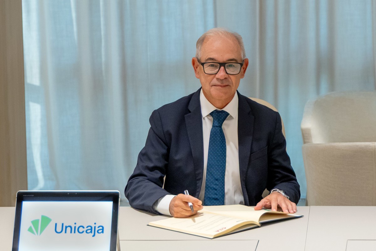 Isidro Rubiales, CEO de Unicaja, durante la firma del acuerdo con la Confederación de Empresarios de Andalucía.