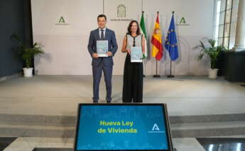 Juanma Moreno, presidente de Andalucía, junto a Rocío Díaz, consejera de Fomento, Articulación del Territorio y Vivienda.