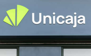 Entrada de una oficina de Unicaja.