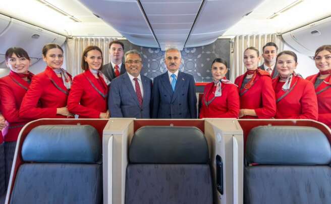 En el centro, el presidente de Turkish Airlines, Ahmet Bolat, y el ministro de Transporte de Turquía, Abdulkadir Uraloğlu, durante la presentación de su primer vuelo directo Sevilla-Estambul.