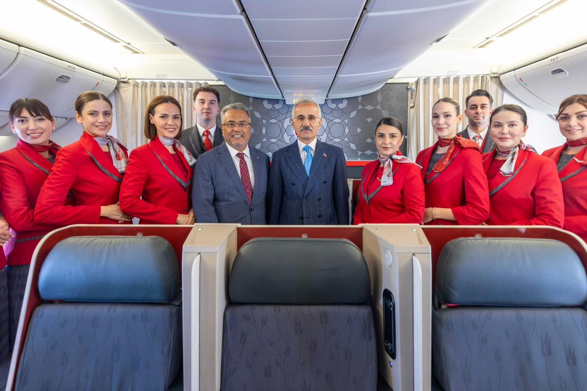 En el centro, el presidente de Turkish Airlines, Ahmet Bolat, y el ministro de Transporte de Turquía, Abdulkadir Uraloğlu, durante la presentación de su primer vuelo directo Sevilla-Estambul.