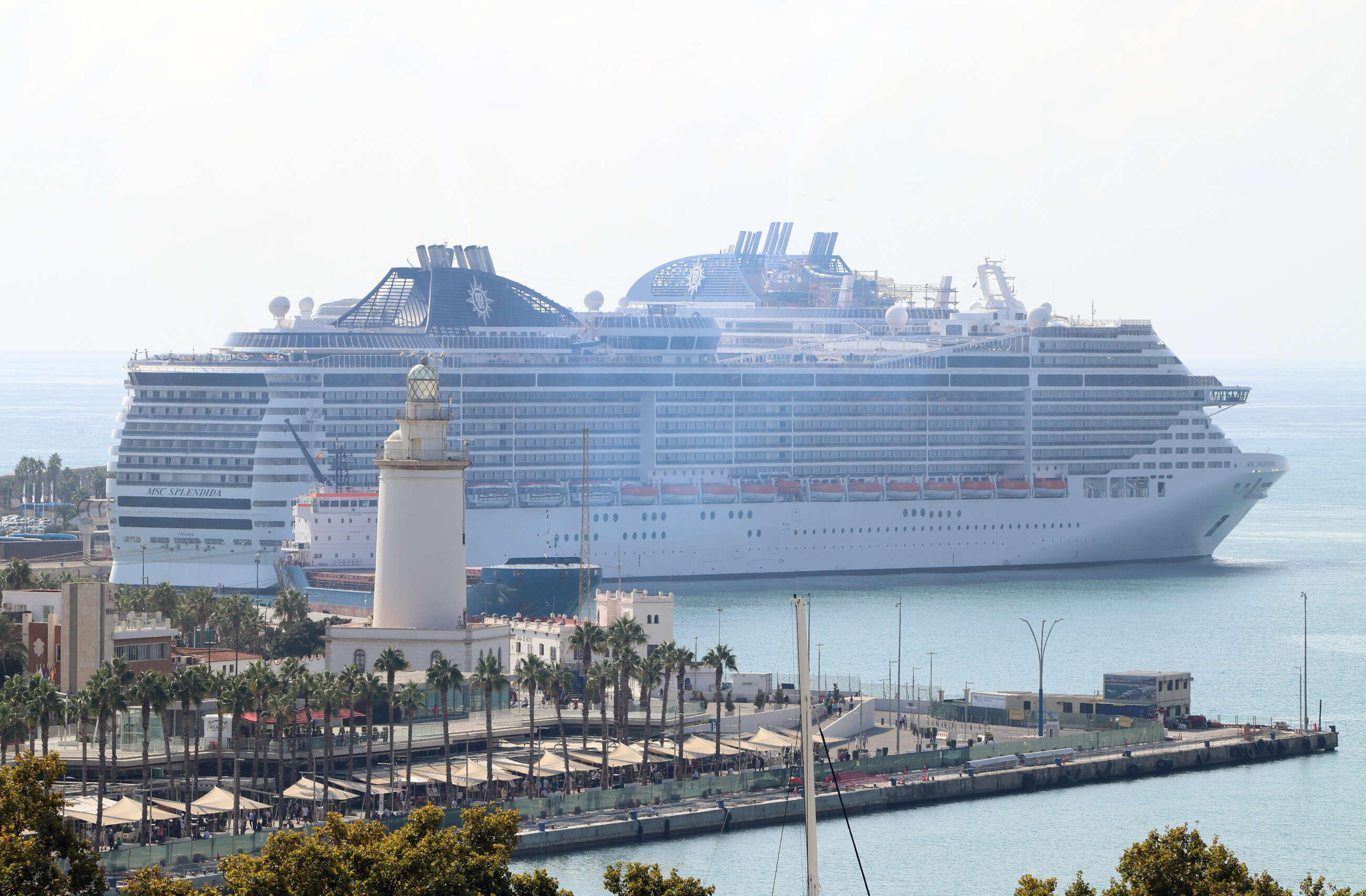 Crucero con más de 6.000 pasajeros en el Puerto de Málaga.