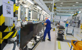 Operario de Airbus trabajando en una línea de producción.