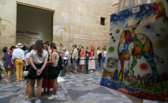 Turistas visitan el museo Picasso Málaga, en la Costa del Sol.