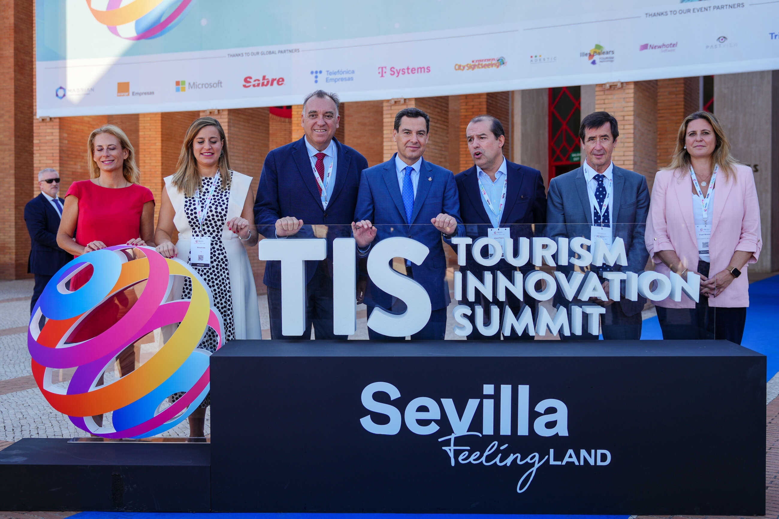 El presidente de la Junta de Andalucía, Juanma Moreno (centro), junto al consejero de Turismo y Andalucía Exterior, Arturo Bernal (tercero por la izda.), en la ceremonia de clausura del Tourist Innovation Summit (TIS) en Fibes.