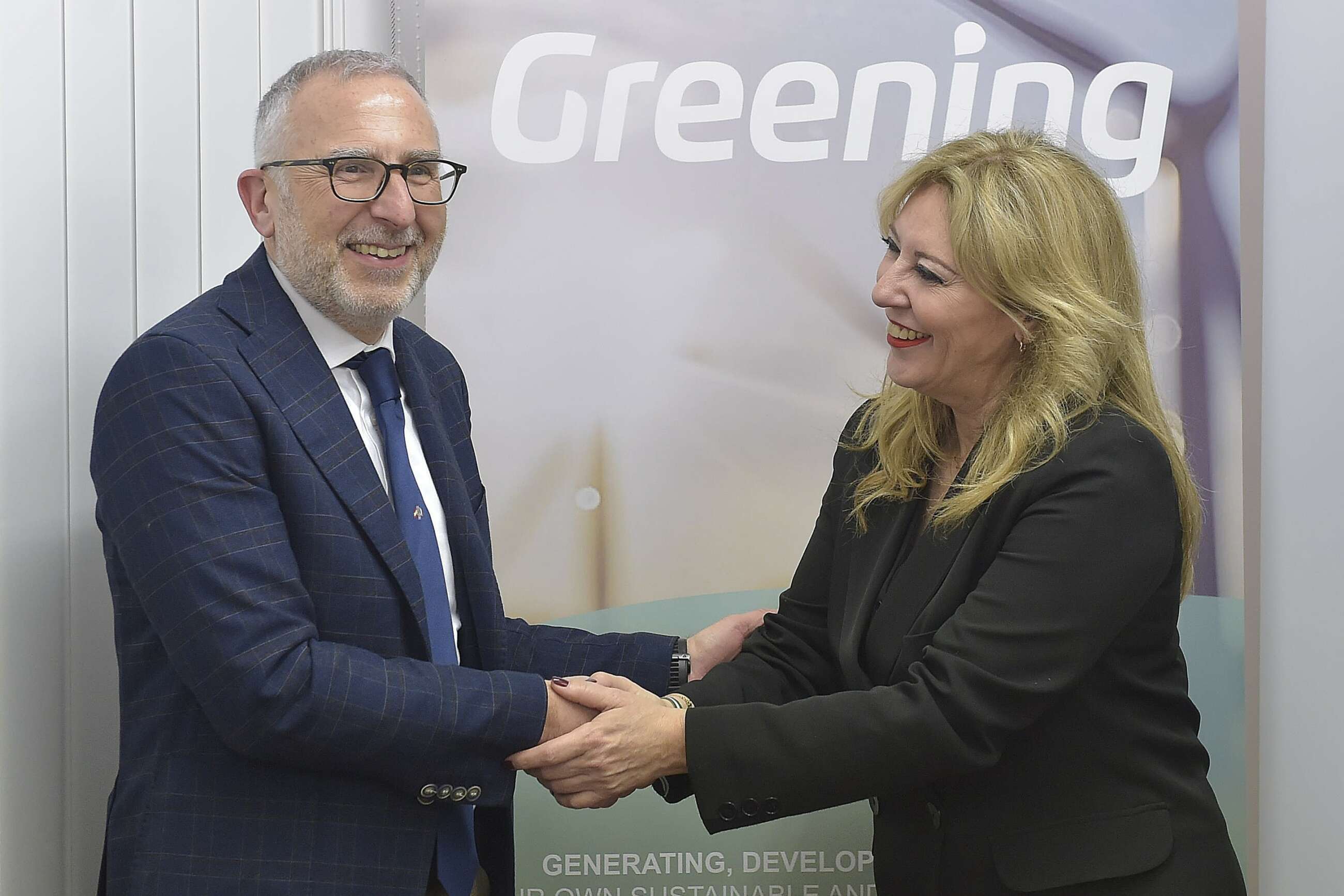 Un representante de la filial de Greening en Italia, durante su encuentro con Carolina España, consejera de Economía de la Junta de Andalucía.