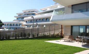 Jardín de una de las viviendas de la promoción Libella de AEDAS Homes en Estepona