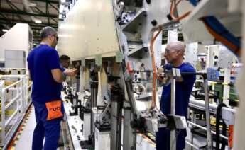 Operarios trabajando en la nueva línea de producción del A350 de la Planta de Airbus en El Puerto de Santa María (Cádiz).