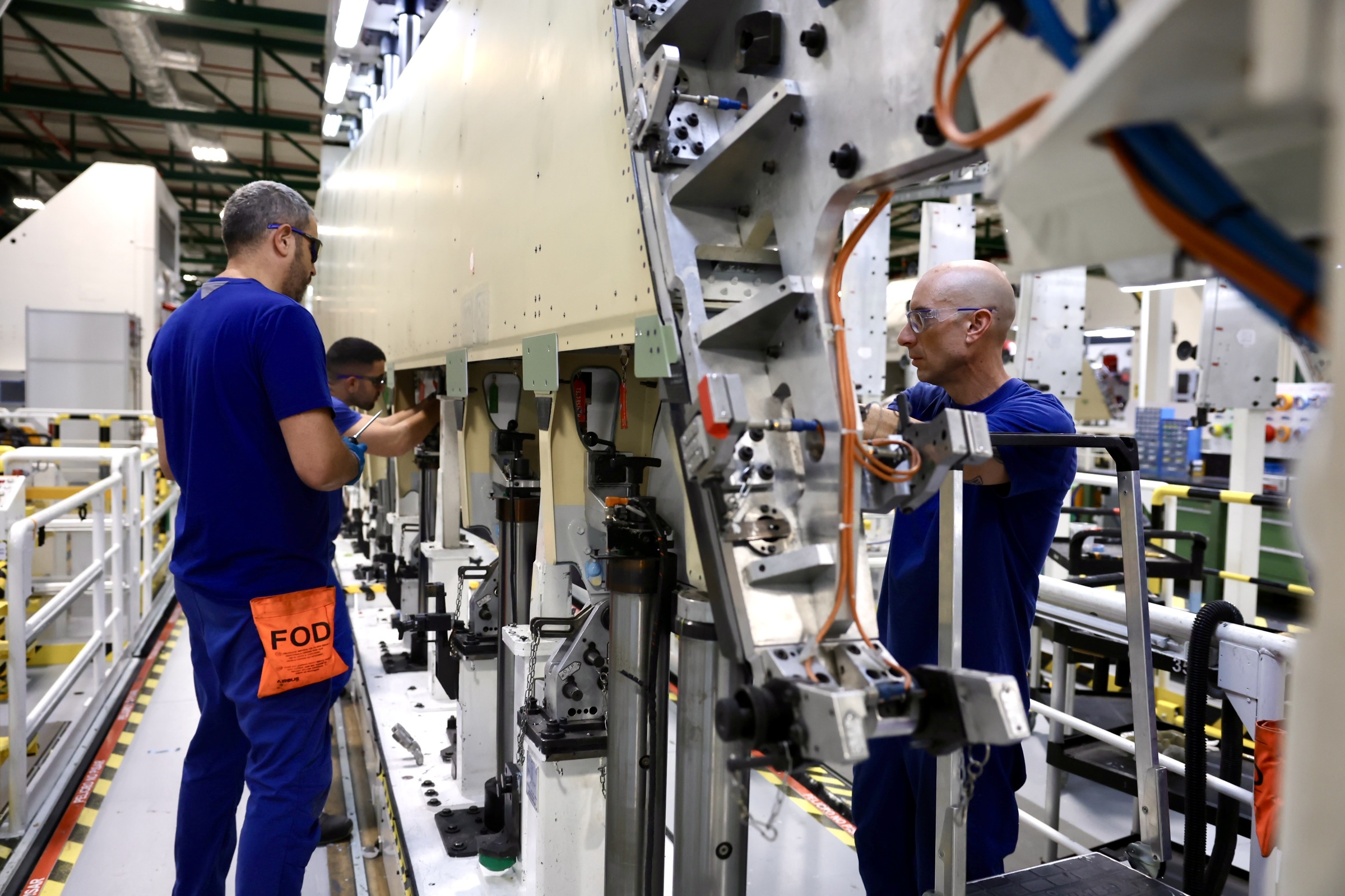 Operarios trabajando en la nueva línea de producción del A350 de la Planta de Airbus en El Puerto de Santa María (Cádiz).
