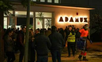 Coordinación de los equipos emergencias en el Polideportivo de Adamuz (Córdoba) para socorrer a los heridos y fallecidos en el descarrilamiento de los trenes.
