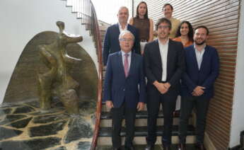 Antonio Díaz (Cámara de Córdoba y CEOC), Bernat García (Economía Digital) y Agustín López (Junta de Andalucía), abajo; junto a Enrique Crespo (Banco Sabadell), María Luisa Gómez (IMDEEC), Gonzalo Esparza (IPRODECO) y Carmen Vacas (Economía Digital).