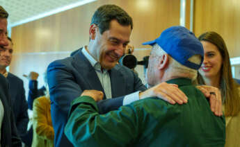 El presidente del PP de Andalucía y candidato a la reelección de la Presidencia de la Junta, Juanma Moreno, saluda a agricultores onubenses.