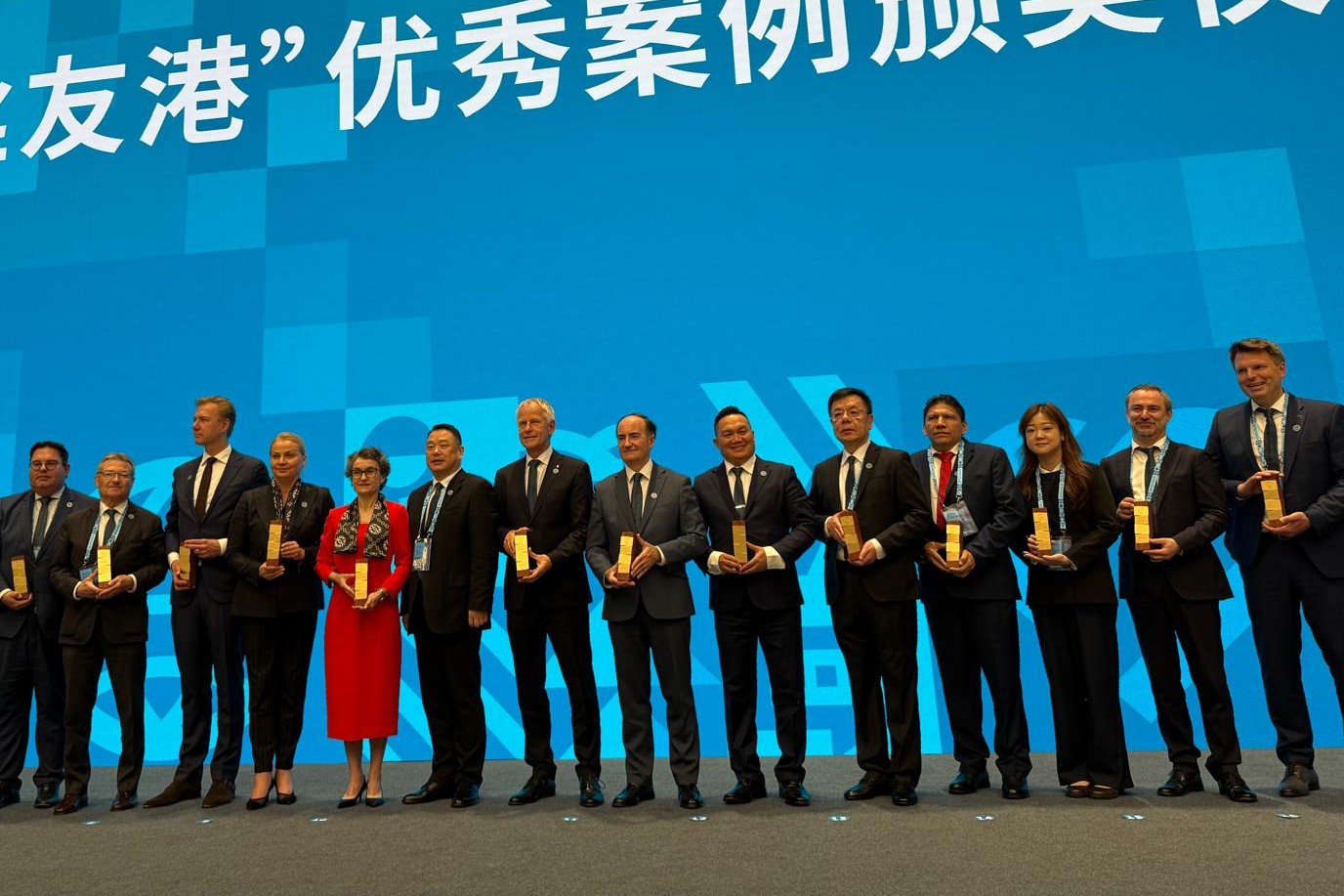 Gerardo Landaluce, presidente del Puerto de Algeciras, junto a otros premiados en el Foro de la Ruta de la Seda en China (MPF2026).